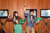 関くんと横井さんのノリを演じてみせる下野紘（右）と花澤香菜。