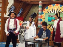 キャラクターを生描きする助野嘉昭（中央）。(c)テレビ東京・電通