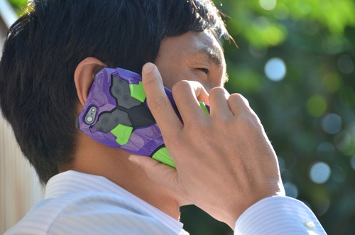 「ヱヴァンゲリヲン新劇場版 初号機ボディ型iPhone5/5s専用カバー」の使用例。(c)khara