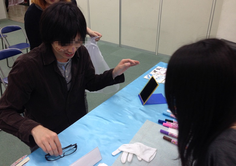 顔面サイン会の様子。