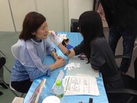 顔面サイン会の様子。