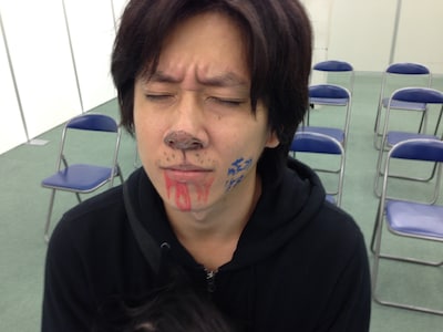 藤村によって顔面にサインされるスクウェア・エニックスの社員。