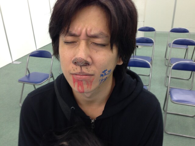 藤村によって顔面にサインされるスクウェア・エニックスの社員。