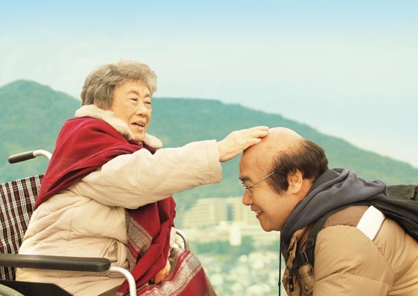 映画「ペコロスの母に会いに行く」の場面写真。(c)2013『ペコロスの母に会いに行く』製作委員会