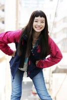 百田モモを演じる足立梨花。(c)テレビ東京