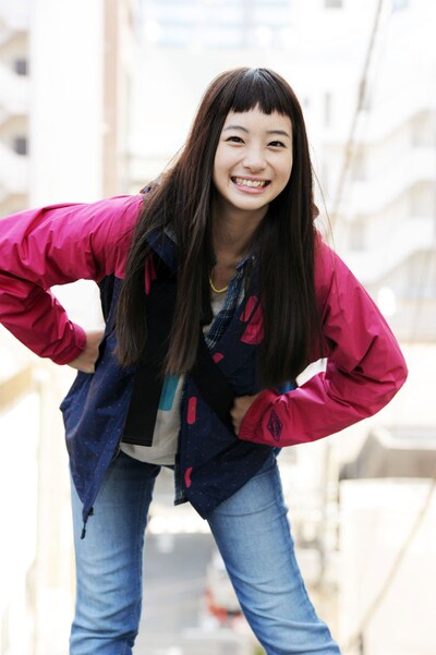 百田モモを演じる足立梨花。(c)テレビ東京