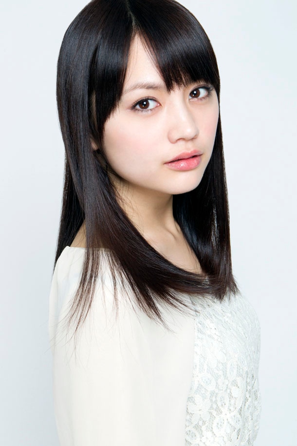 半田花子を演じる志保。