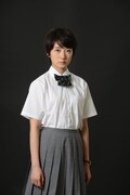 波瑠演じる濱秋子。大人しく、気弱な性格。他人とうまくなじめない。
