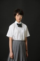 波瑠演じる濱秋子。大人しく、気弱な性格。他人とうまくなじめない。