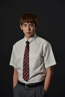 ニックン（2PM）演じるマー・タイチ。獄門塾の元生徒で、病気を抱えながらも、工場で働きつつ勉強に励む。成績優秀なために、いじめのターゲットにされてしまう。