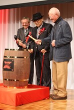 左から黒鉄ヒロシ、さいとう・たかを、ちばてつや。鏡開きの瞬間。