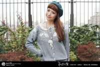 ニャンコ先生柄ジャガードカーディガンの着用写真。