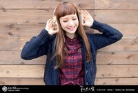 ニャンコ先生刺繍入りチェックシャツワンピースの着用写真。