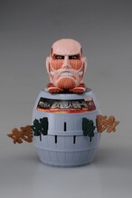 「超大型巨人 危機一発」（※画像は監修中のもので、実際の商品とは若干異なる場合があります）(c)諫山創・講談社／「進撃の巨人」製作委員会 (c)TOMY