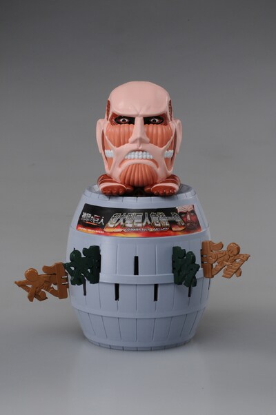 「超大型巨人 危機一発」（※画像は監修中のもので、実際の商品とは若干異なる場合があります）(c)諫山創・講談社／「進撃の巨人」製作委員会 (c)TOMY