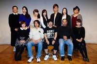 （上段左から）鉄平（MC）、森なな子、大原さやか、喜多村英梨、櫻井孝弘、田中敦子、坪井智浩。（下段左から）洲崎綾、静野孔文監督、弐瓶勉、瀬下寛之副監督、豊崎愛生。