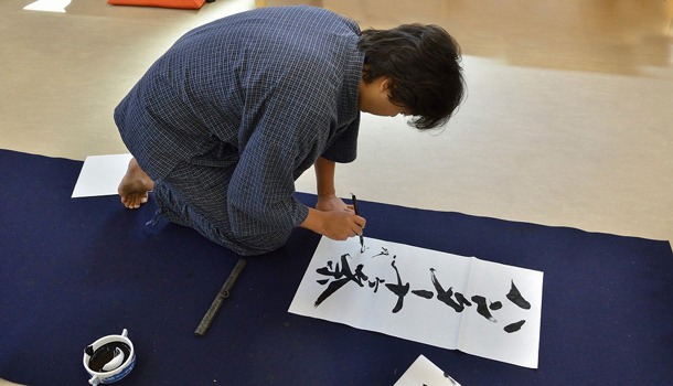 「ハンター十ヶ条」の題字を執筆する武田双雲。(c)POT（富樫義博）1988年‐2013年 (c)ハンター協会2013