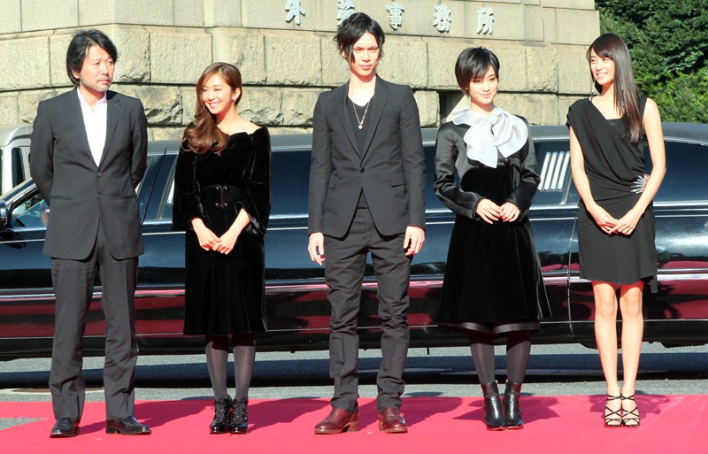 リムジンで会場に到着したキャスト陣と監督。