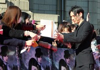 ファンと交流するセバスチャン役の水嶋ヒロ。