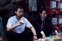 山田孝之演じる丑嶋と、綾野剛演じる情報屋・戌亥の2ショット。 (c)2014 真鍋昌平・小学館／「闇金ウシジマくん2」製作委員会・MBS (c)2014 真鍋昌平・小学館／映画「闇金ウシジマくん2」製作委員会
