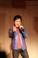 熱唱する水木一郎。