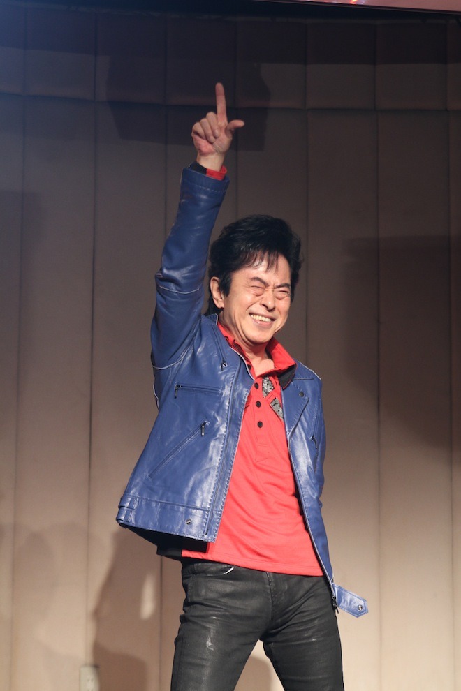 歌い上げた後、ポーズを決める水木一郎。