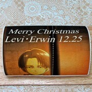 「エルヴィン・リヴァイクリスマス2013(2本セット）」のプリロール。(c)諫山創・講談社／「進撃の巨人」製作委員会