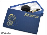 「藤子・F・不二雄生誕80周年記念万年筆」が収納されるBOX。