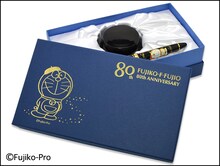 「藤子・F・不二雄生誕80周年記念万年筆」が収納されるBOX。