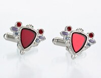 「エイジャの赤石」のカフス。(c)荒木飛呂彦／集英社・ジョジョの奇妙な冒険製作委員会