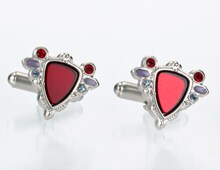 「エイジャの赤石」のカフス。(c)荒木飛呂彦／集英社・ジョジョの奇妙な冒険製作委員会