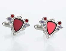 「エイジャの赤石」のカフス。(c)荒木飛呂彦／集英社・ジョジョの奇妙な冒険製作委員会