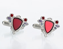 「エイジャの赤石」のカフス。(c)荒木飛呂彦／集英社・ジョジョの奇妙な冒険製作委員会