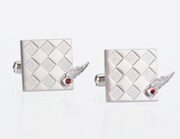 「シーザー」のカフス。(c)荒木飛呂彦／集英社・ジョジョの奇妙な冒険製作委員会