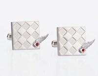 「シーザー」のカフス。(c)荒木飛呂彦／集英社・ジョジョの奇妙な冒険製作委員会