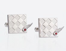 「シーザー」のカフス。(c)荒木飛呂彦／集英社・ジョジョの奇妙な冒険製作委員会