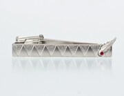 「シーザー」のタイピン。(c)荒木飛呂彦／集英社・ジョジョの奇妙な冒険製作委員会