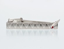 「シーザー」のタイピン。(c)荒木飛呂彦／集英社・ジョジョの奇妙な冒険製作委員会