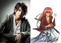 佐藤健（左）と彼が演じる緋村剣心（右）。