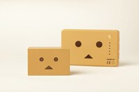 初代とサイズを比較した「cheero Power Plus DANBOARD version‐mini‐」。