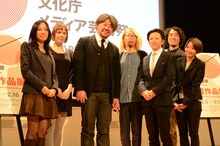 荒木飛呂彦（左から5人目）と、「Sound of Honda / Ayrton Senna 1989」にてエンターテイメント部門の大賞を受賞した菅野薫氏らのチーム。
