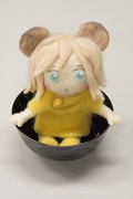 MARUZEN&ジュンク堂梅田店に期間限定で展示される、うどんの丼に入った羊毛フェルト製のポコ。