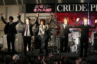 CRUDE PLAYと佐藤健（写真中央）。