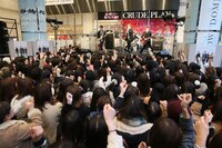 CRUDE PLAYのシークレットライブの様子。