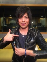 プレゼントのブレスレット、ネックレス、かんざしを身に付けた浪川大輔。