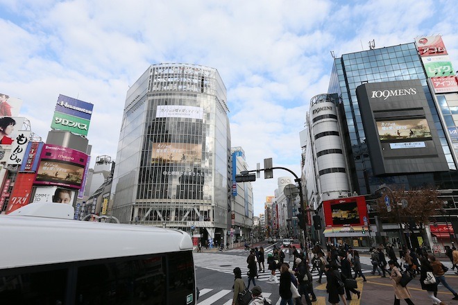 「カノ嘘」色に染まった渋谷の街頭ビジョン。