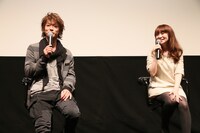 写真左より佐藤健、青木琴美。