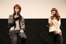 写真左より佐藤健、青木琴美。