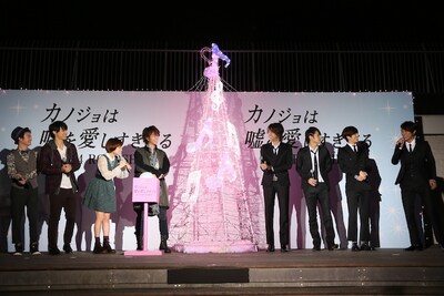 「カノ嘘ツリー」を囲む「カノジョは嘘を愛しすぎてる」出演者たち。