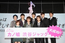 「カノ嘘ツリー」点灯式の様子。